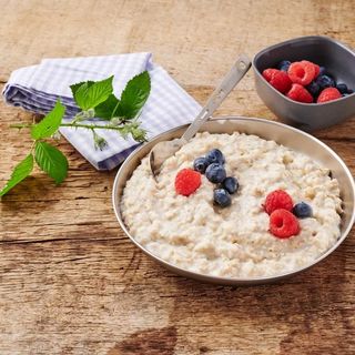 Budincă de ovăz cu lapte de cocos și fructe