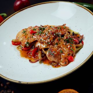 Pulpă de pui în sos dulce picant cu legume la wok