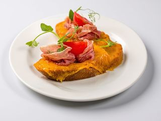 Bruschete cu prosciutto crudo
