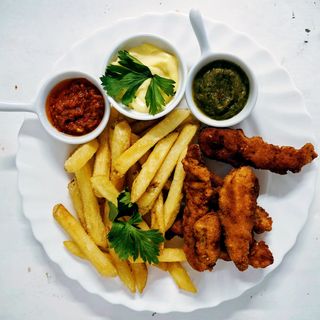 Cartofi prăjiți cu Pui Crocant 