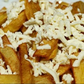 Cartofi prăjiți și telemea