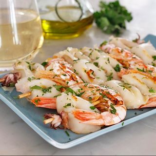 Frigăruie de pește cu garnitură de orez cu legume