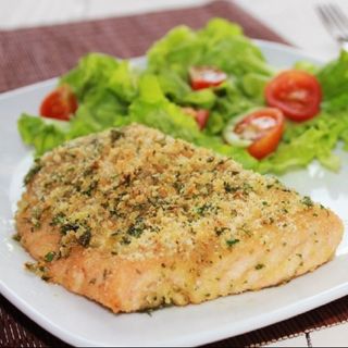 Somon cu salata mixta si sos de usturoi-250 g