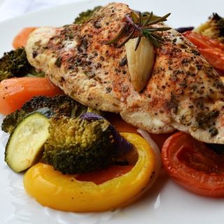 PIEPT DE PUI CU LEGUME LA GRATAR