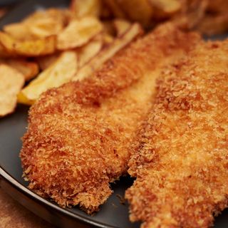 Snitel de pui cu cartofi prajiti -250 g