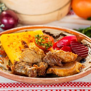 Carne la garnita pe pat de mamaliga cu telemea-450g