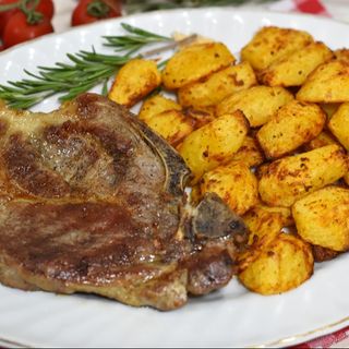 Ceafa de porc cu cartofi prajiti-350 g