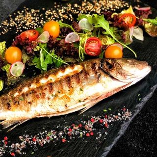 Lup de mare cu rondele cu cartofi si salata-400 g