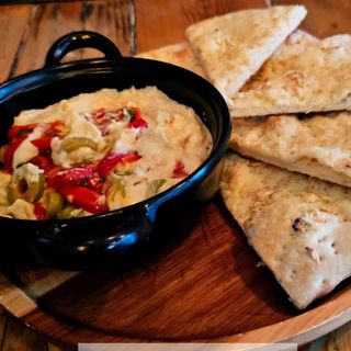 Humus cu măsline și ardei copți