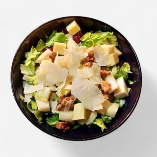 PEAR AND WALNUT SALAD WITH CHEDDAR