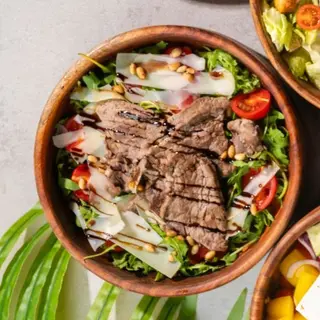 MEDITERANEAN STEAK SALAD