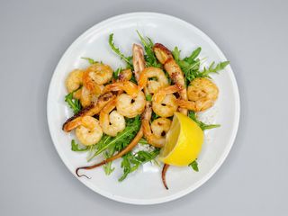 Tentacule de caracatiță & creveți în sos de vin alb