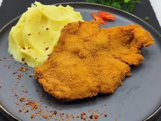 Snitel de porc cu piure de cartofi si salata coleslaw