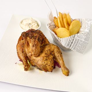 Cocoșel crocant cu cartofi chips aromatizați și sos alioli