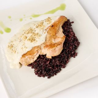 Piept de pui gorgonzola pe pat de orez negru