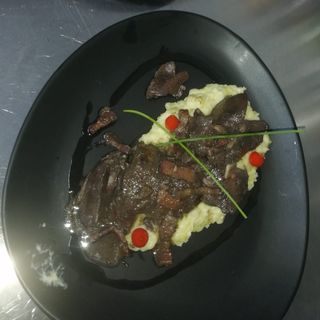 Tigaie ficăței de pasăre în sos de vin roșu