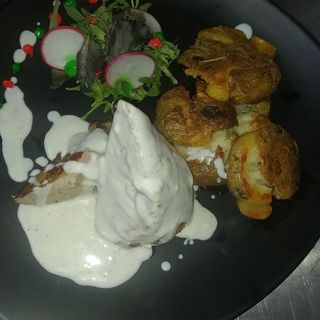 Mușchiulețul de porc împânat cu cartofi copți zdrobiti