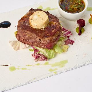 Mușchi de vită cu sos, unt aromatizat și pâine cu maia