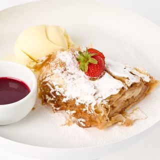 Plăcintă cu mere și sos de fructe de padure