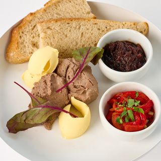 Pate de casă cu dulceață de ceapă roșie și salată de ardei copți