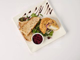 Brânză de capră crocantă și salată de sfeclă roșie cu hrean