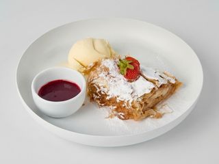 Plăcintă cu mere și sos de fructe de padure