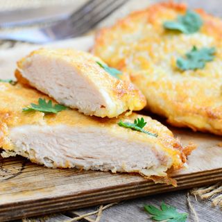 Pui în crustă de cașcaval