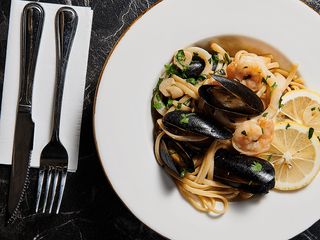 Linguini cu fructe de mare si sos de de vin Alb