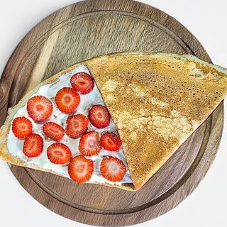 Clătită cu ciocolată albă și căpșuni 40x40 cm