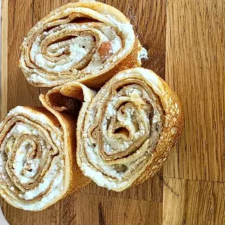 Clătită cu brânză dulce și stafide 40x40 cm 