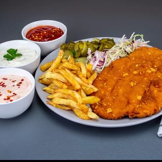 Șnițel XXL la farfurie