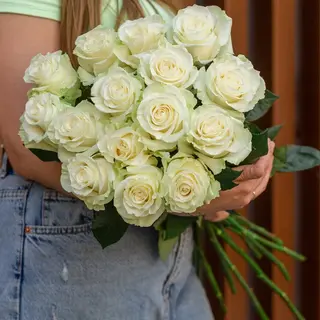 Buchet cu 15 trandafiri "Noble White"
