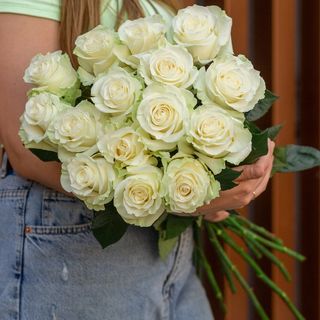 Buchet cu 15 trandafiri "Noble White"