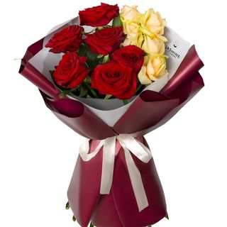 Buchet cu 11 trandafiri „Îmbrățișare în Roșu și Galben”