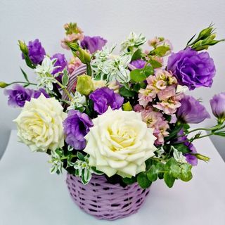 Cos cu aranjament floral „Grădina Viselor”