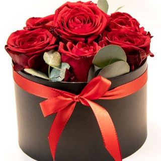 Aranjament floral in cutie "Dragoste Intensă"