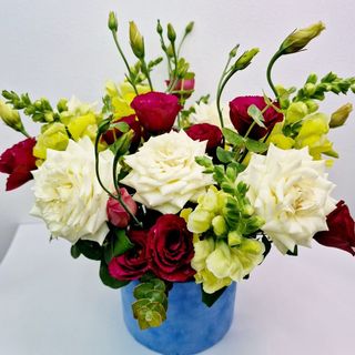 Aranjament cu Flori in cutie „Poveste în Petale”