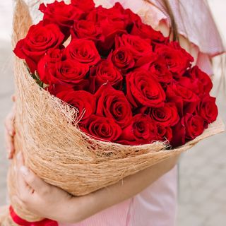 Buchet cu 25 trandafiri rosii „Armonia Iubirii”