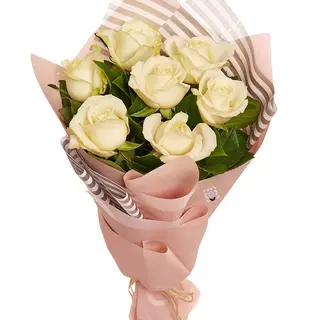 Buchet cu 7 trandafiri „Zâmbet Alb”