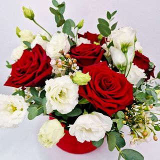 Aranjament cu Flori in cutie „Atingere de Catifea”