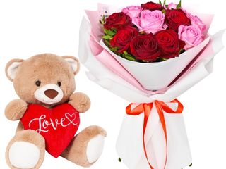 Buchet „Dual Love” cu 11 trandafiri su Ursulet de plus 30 cm