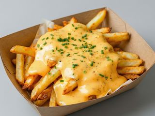 Cartofi prăjiți cu sos cheddar