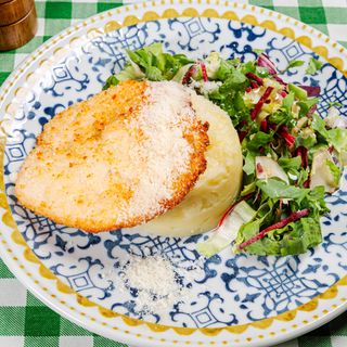 Șnițel de pui în crustă de parmezan cu piure
