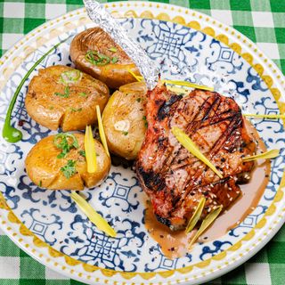 Tomahawk frăgezit cu cartofi și sos brun