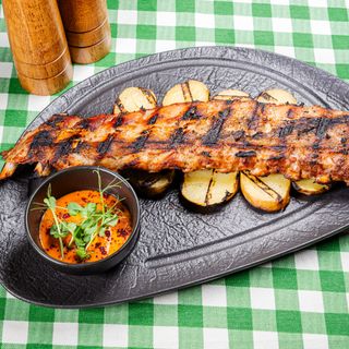 Coastă gătită lent cu cartofi la plită