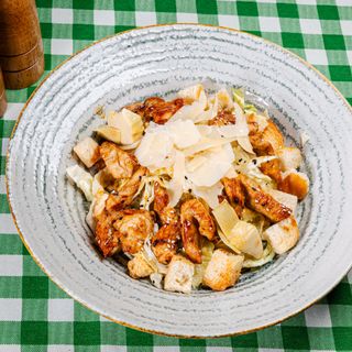 Salată Caesar cu curcan