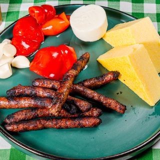 Cârnați de oaie cu mămăligă