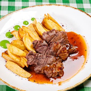 Minute steak cu cartofi și sos brun