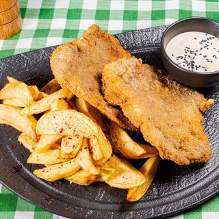 Șnițel vienez cu cartofi și sos de ceapă