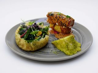 Curcan învelit în pancetta și sos demi-glace